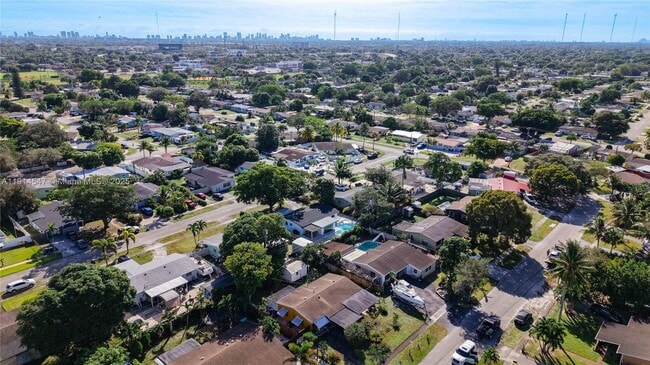 Building Photo - 600 N 66 Terrace