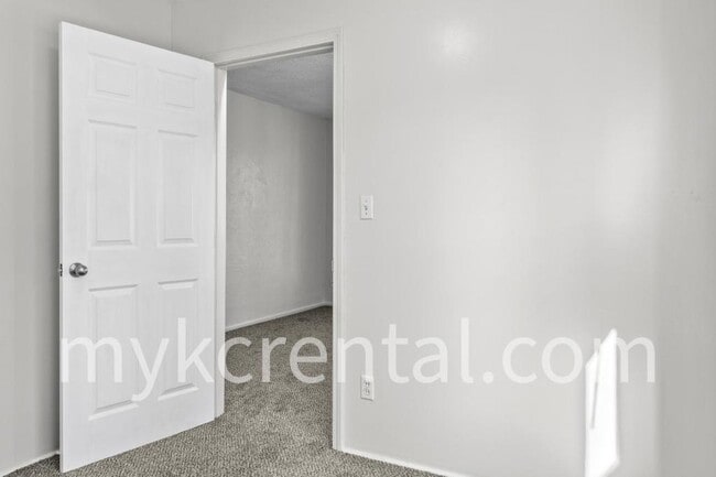 Building Photo - 1129 Hasbrook Ave