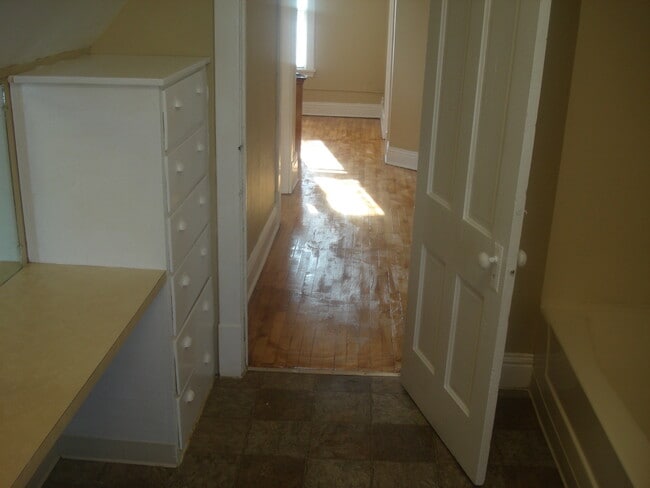 Building Photo - 206 Burr