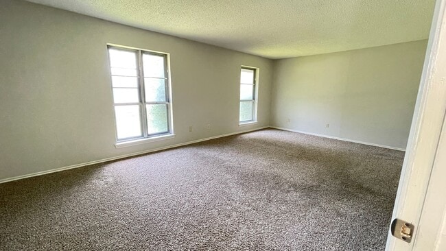 Building Photo - Spacious Townhome in the heart of Irving