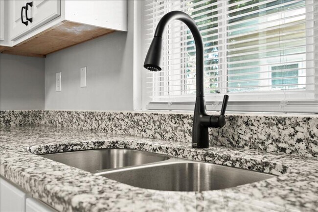 Building Photo - 109 Winston St