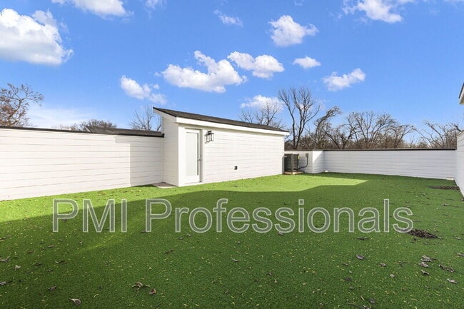 Building Photo - 227 S Bilbro Ave