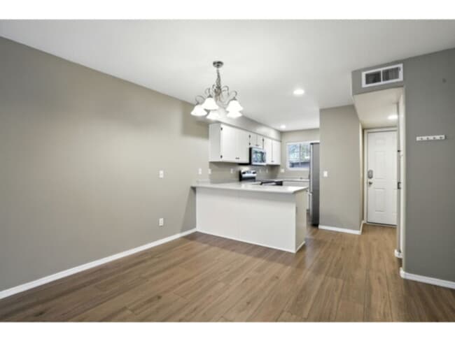 Building Photo - Chandler Townhouse with Double Ensuites