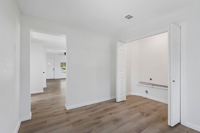 Building Photo - BEAUTIFUL- UPDATED 3 bedroom 1 Bath in Cleburne!