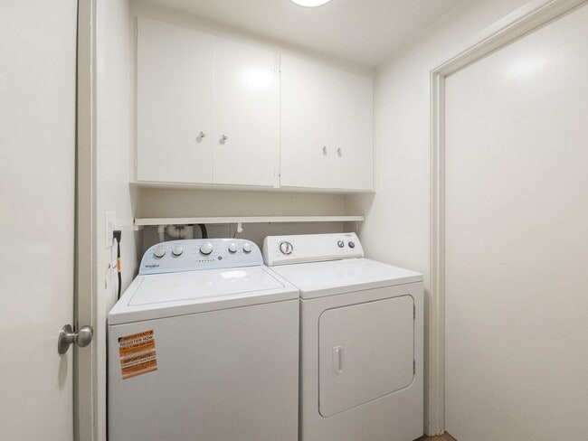 Building Photo - Serene Lake Union Apartment with Scenic Vi...