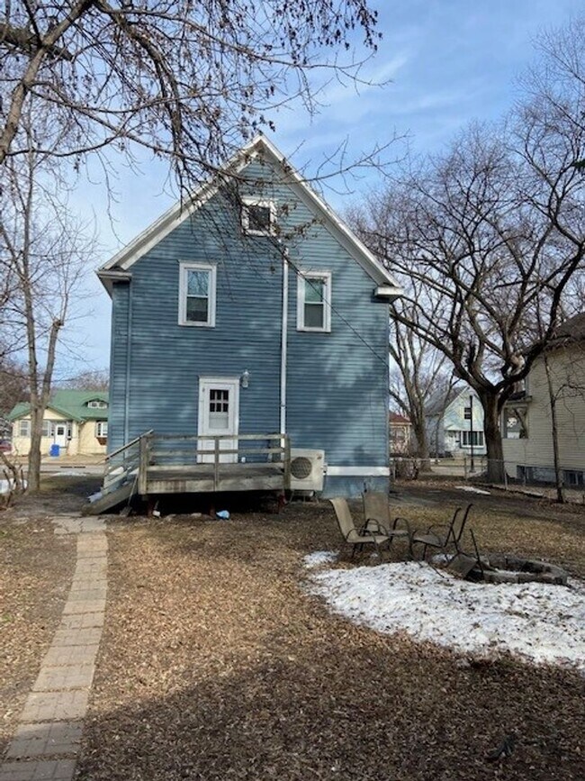 Building Photo - 812 10th St N