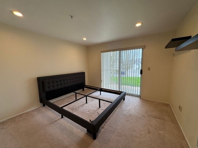 Building Photo - Comfortable & Convenient Condo in Renton