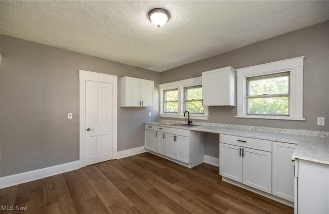 Building Photo - 353 S Maple St