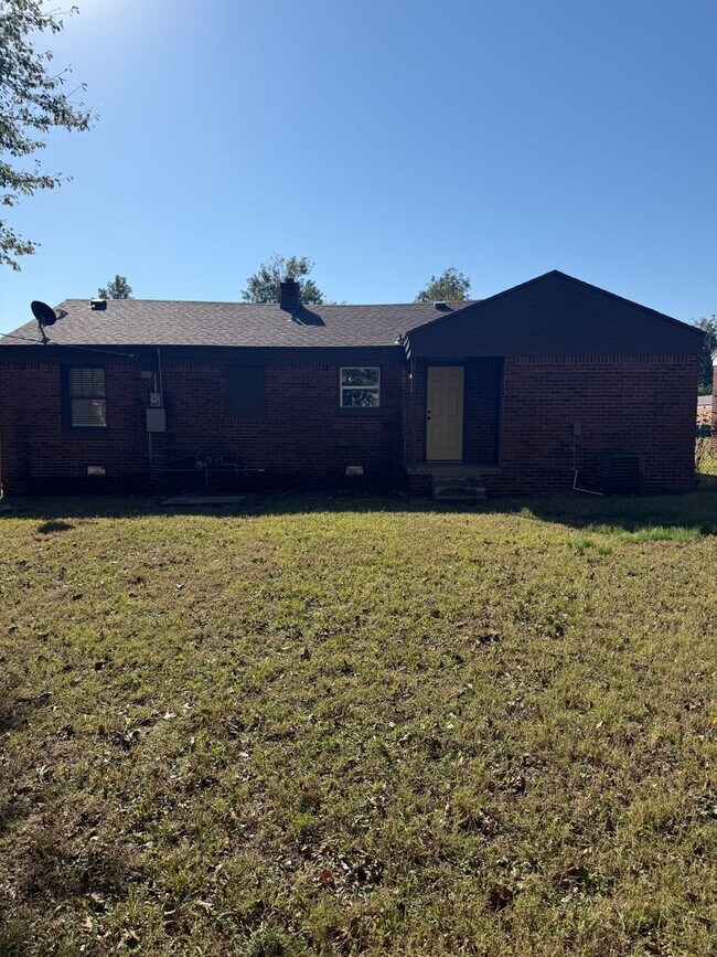 Building Photo - 1405 NE 40th St