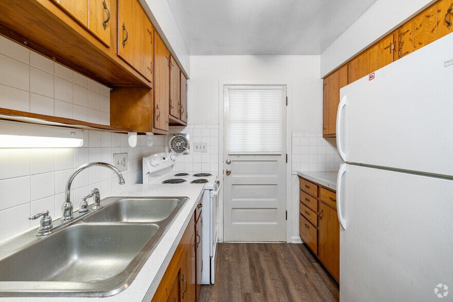 2BR, 1BA - 900SF Kitchen - Ross Center Village