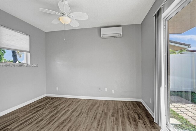 Building Photo - 949 SE 10th Ct