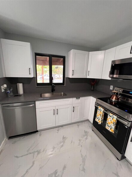 Building Photo - 285 NE 43rd St