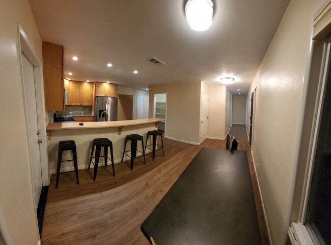 Building Photo - 5 bed 3.5 bath home close to campus!