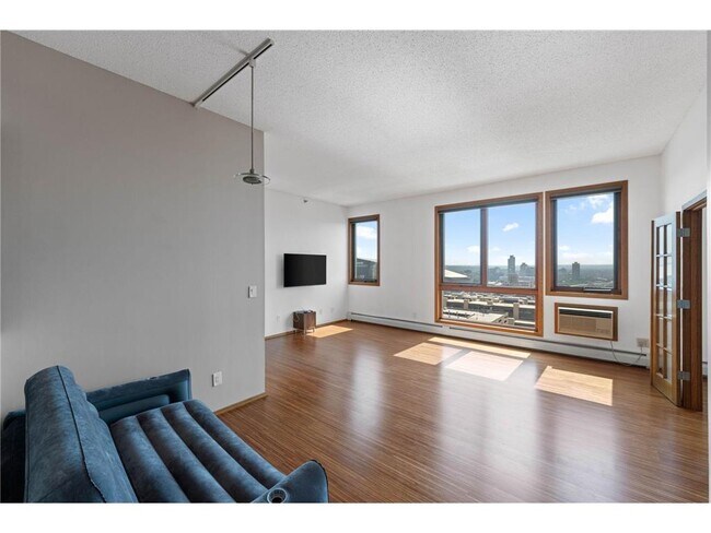 Building Photo - 433 S 7th St