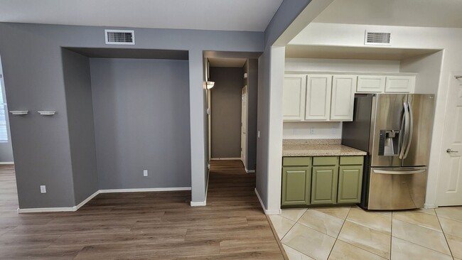 Building Photo - 2 Bedroom Townhome at the Artisan Village ...