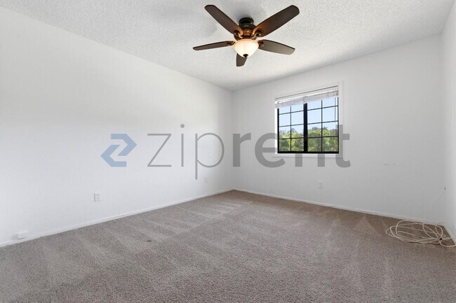 Building Photo - Unit