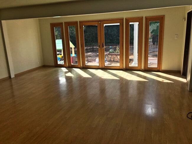 Building Photo - Indoor/outdoor living, spacious 4/2 on a quiet street in Mills Estates