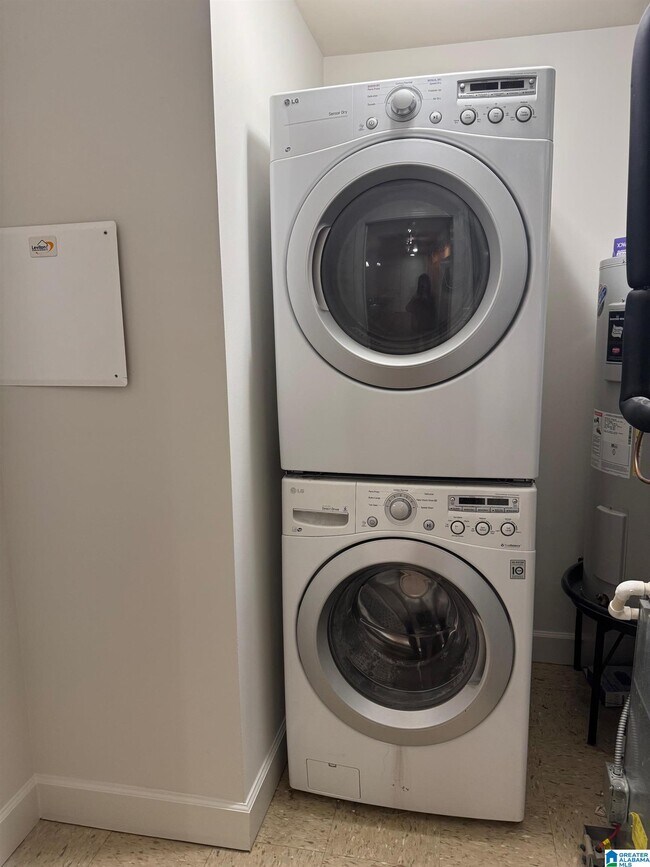 Building Photo - 1040 Broadway St