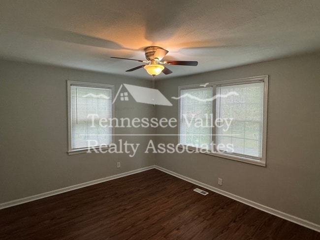 Building Photo - UPDATED 2 BED/1 BATH with carport right ne...