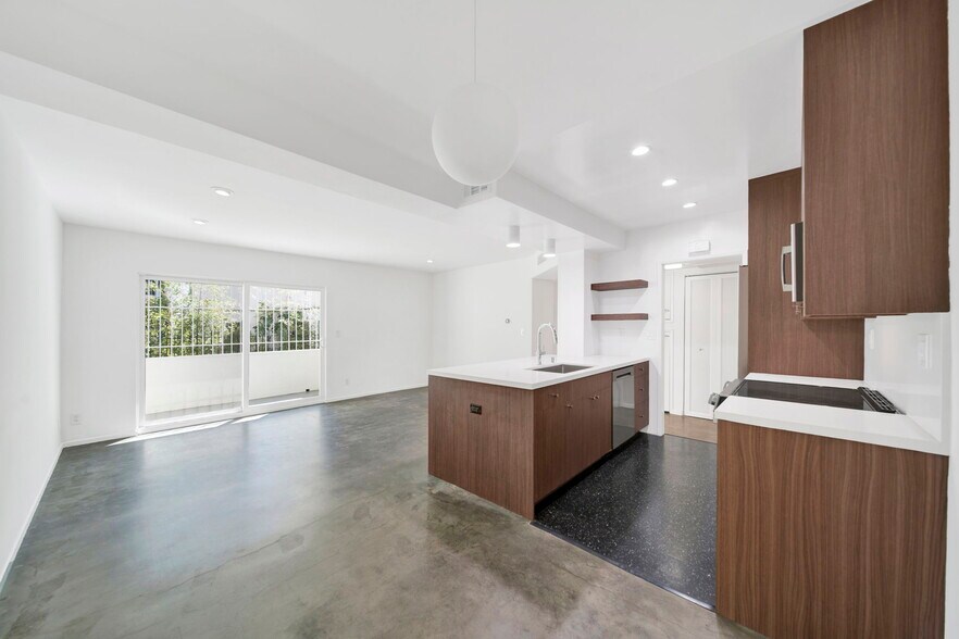 Building Photo - 7767 Hollywood Blvd