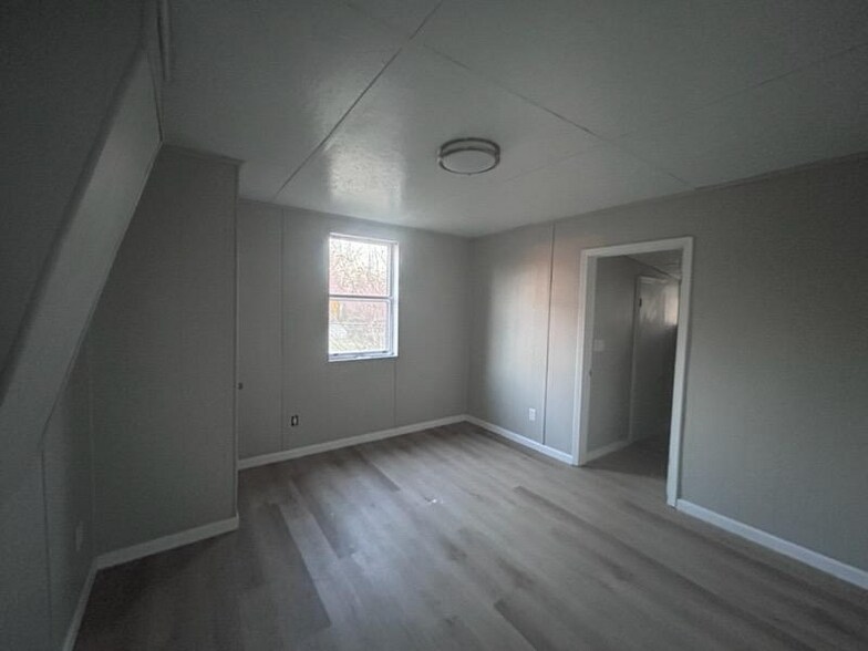 Building Photo - 228 Eden St