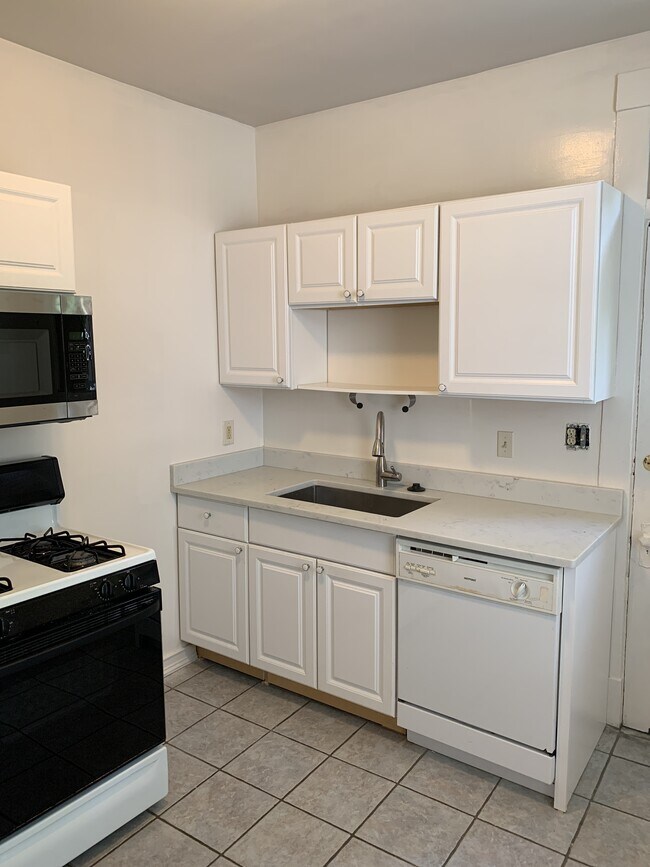 Building Photo - 6404 Forward Ave