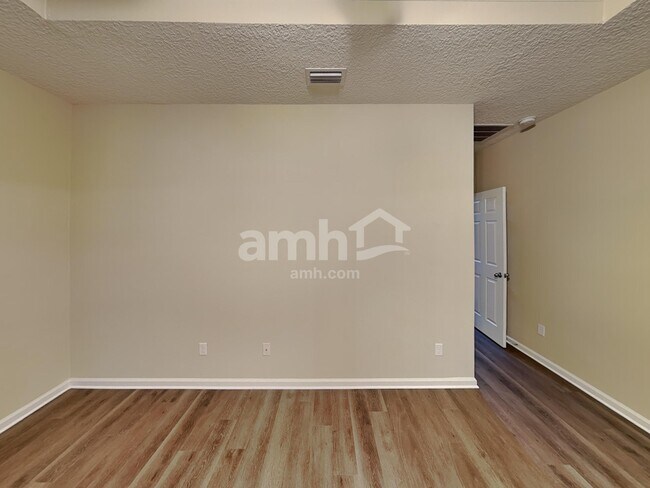 Building Photo - 500 Glendale Ln