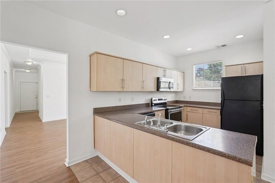 Building Photo - 2596 Bates St SE