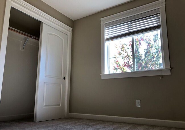 Building Photo - 7429 NE 58th Way