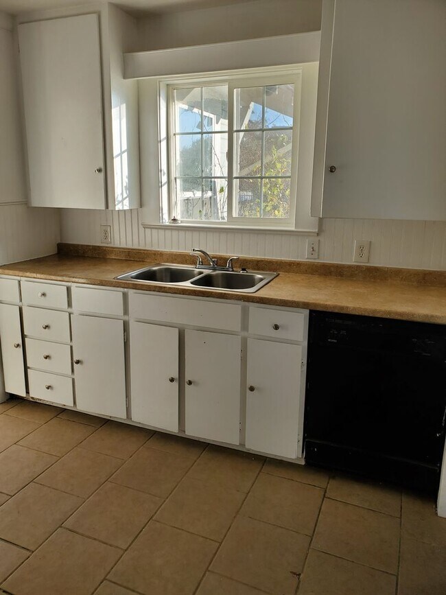 Building Photo - Downtown Charmer