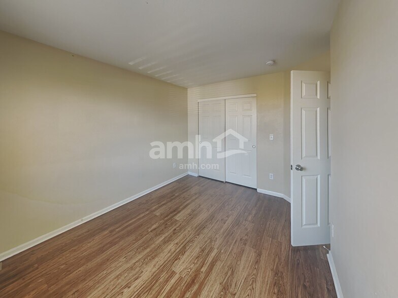 Building Photo - 4998 Dillon St