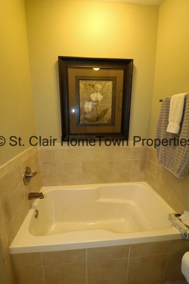 Building Photo - 475 River Forest Ln
