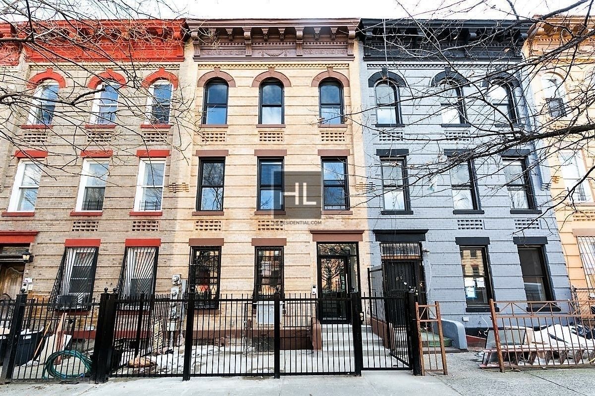 Building Photo - NEWLY RENOVATED COZY 3 BEDROOMS/ 2 BATHROO...