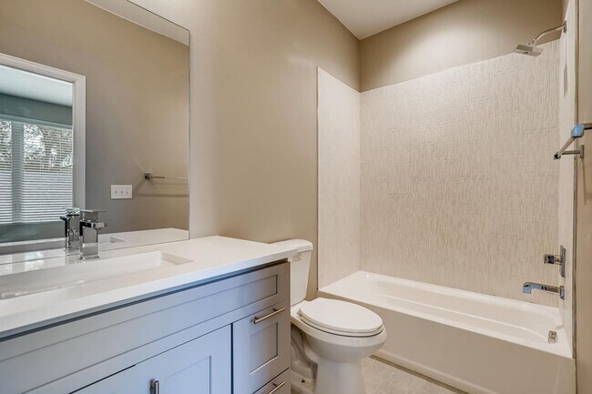 Building Photo - Beautiful 2 Bedroom Townhome