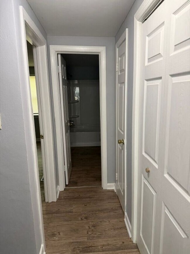 Building Photo - Spacious Two Bedroom Townhouse