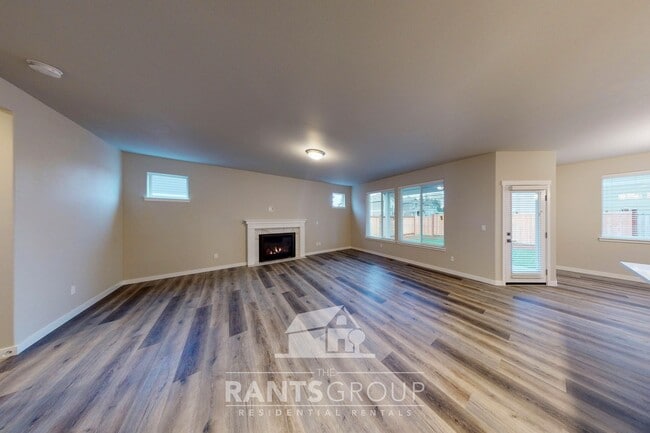 Building Photo - Easy freeway access! Newer subdivision!