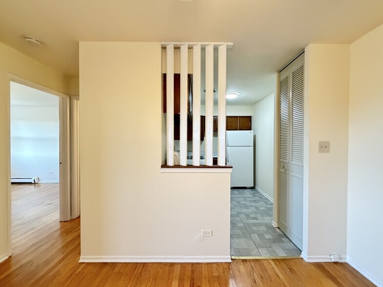 Building Photo - 675 W Wrightwood Ave