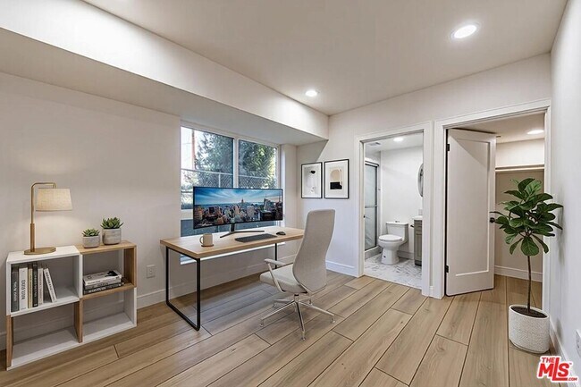 Building Photo - 5436 Romaine St