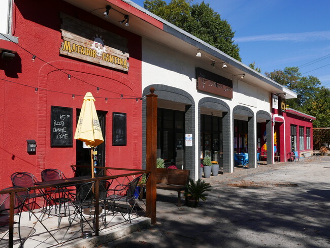 Oakhurst Shops and Restaurants - 139 E Hill St