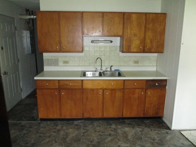 Building Photo - Cozy Three Bedroom/One Bath Home w/Fenced Back Yard