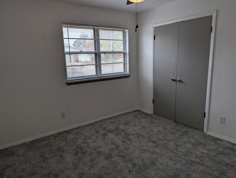 Building Photo - 1916 Graham Ave