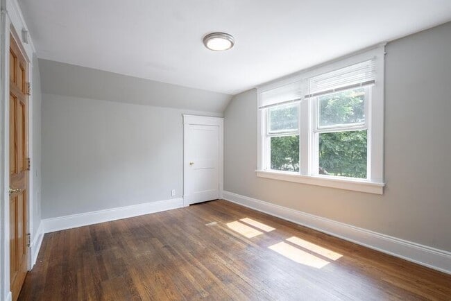 Building Photo - 614 Hoosick St