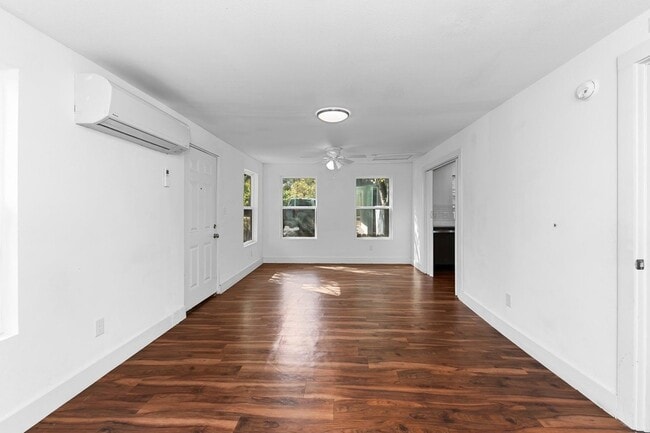 Building Photo - 204 Lessin Ln