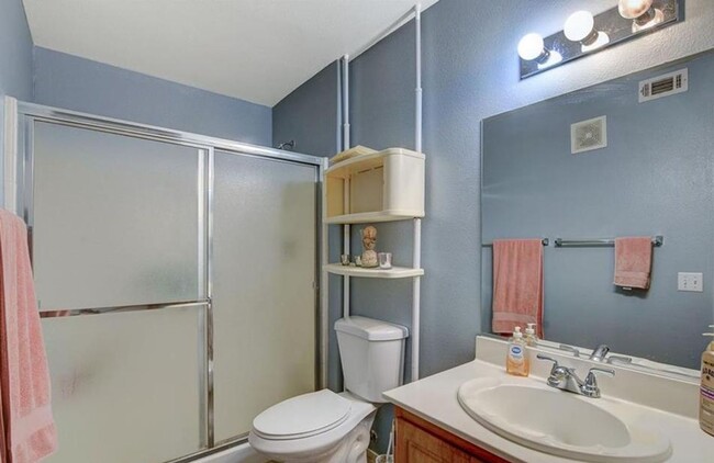 Building Photo - Beautiful 2 Bedroom 2 Bath Condo Close To ...