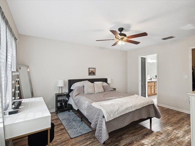 Building Photo - "Charming 3-Bed, 3-Bath Haven with 1810 Sq...