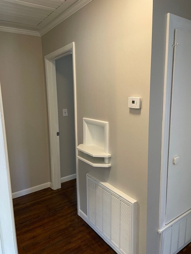 Building Photo - Darling Midtown Charmer! 3 bed 1 bath - NE...