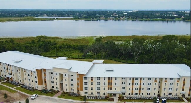 Building Photo - Saunders Lakefront Living
