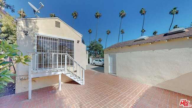 Building Photo - 1107 S Bundy Dr