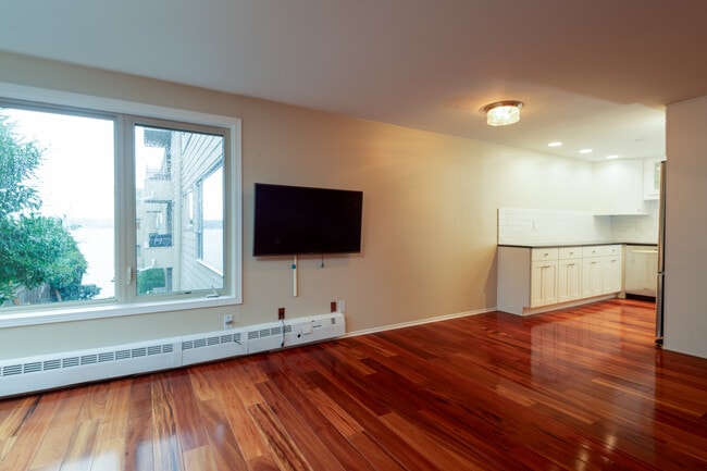 Building Photo - 1600 43rd Ave E