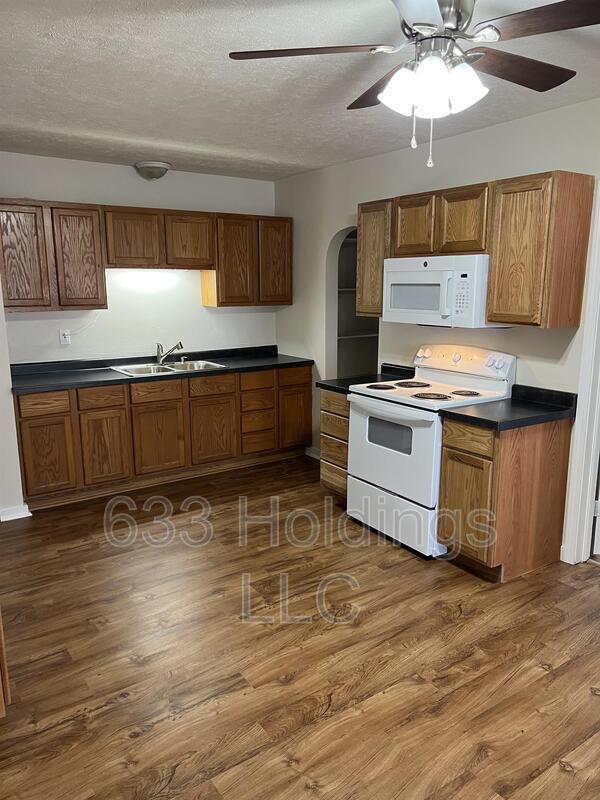 Primary Photo - 104 N Niles St